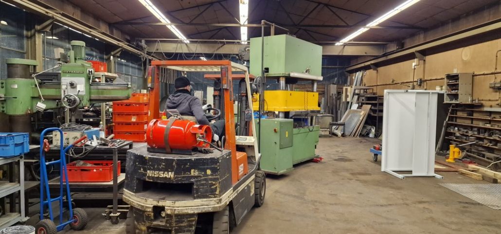 Maschinentransport in einer Werkhalle mit Gabelstapler