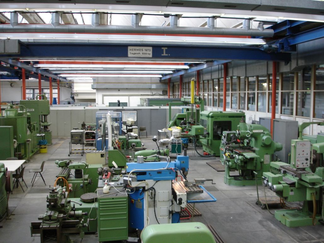 Maschinenhalle einer Metallwerkstatt vor dem Umzug