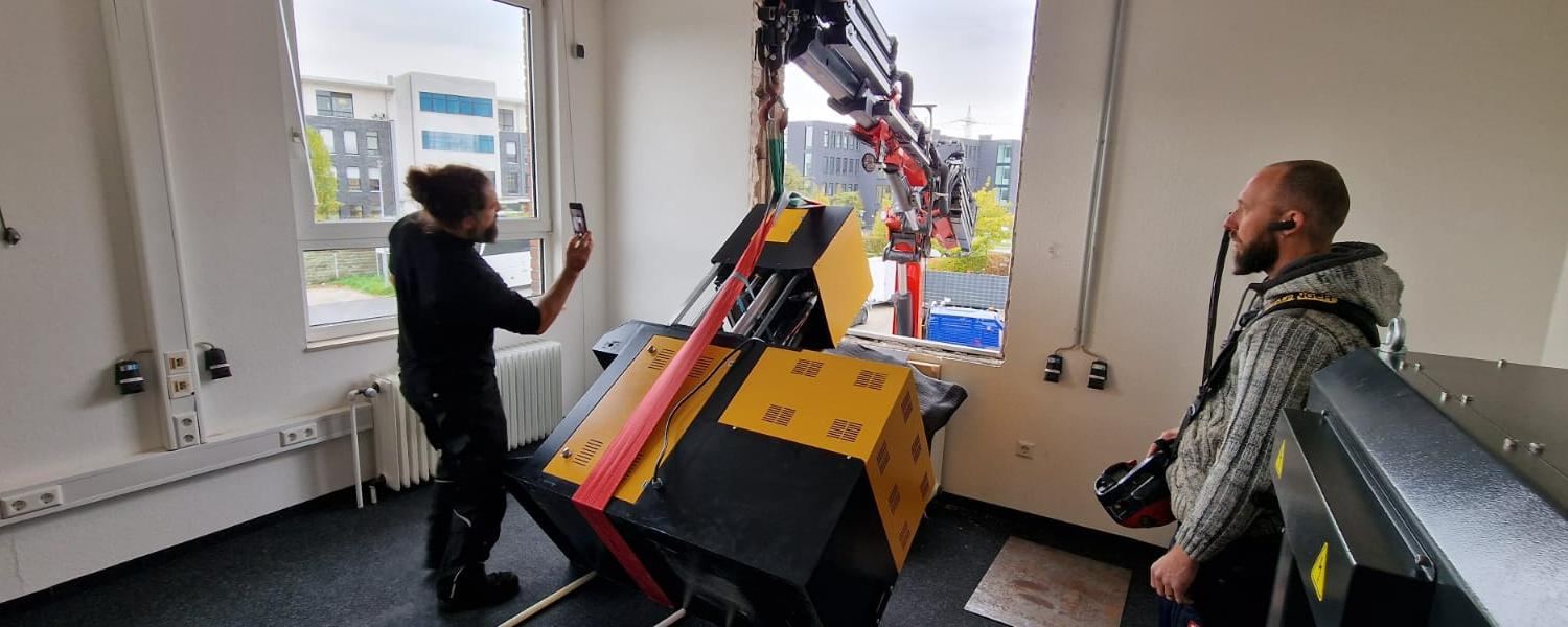 Raupenkran im Einsatz in einem Büro
