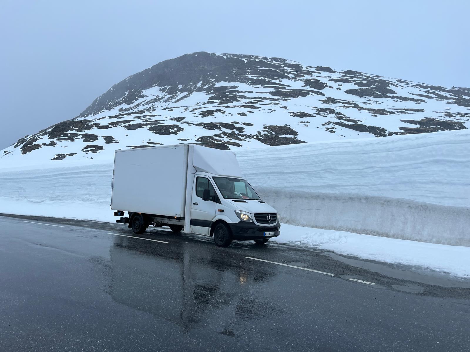 Transporter von Ubix Logistik auf einer Bergstraße in Norwegen