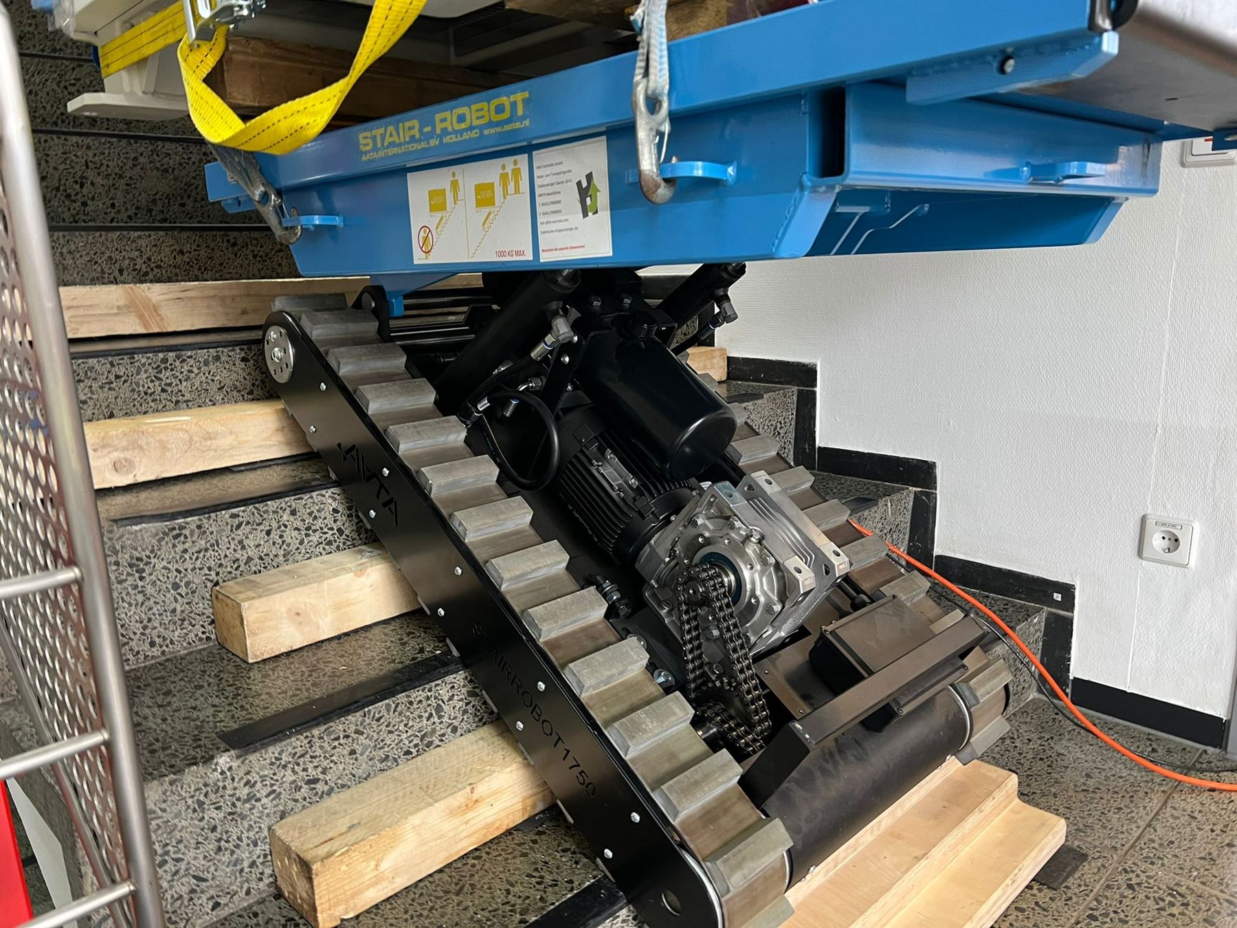 Raupen-Treppensteiger mit Schwerlast auf einer Treppe